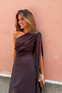 Dunkelbraunes Maxikleid mit Ein-Schulter-Cape-Ärmel
