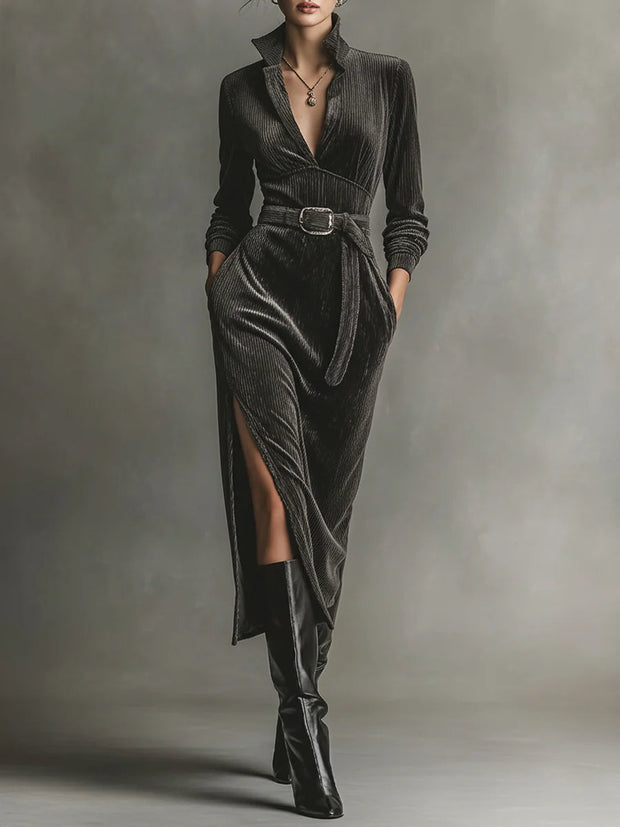 Elegantes Cordkleid mit Bindeband am Hals und Seitenschlitzen im modernen Stil