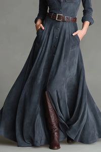 Langes Kleid mit Bodenlänge, einreihig, Gürtel und Hemdkragen aus Kunstwildleder