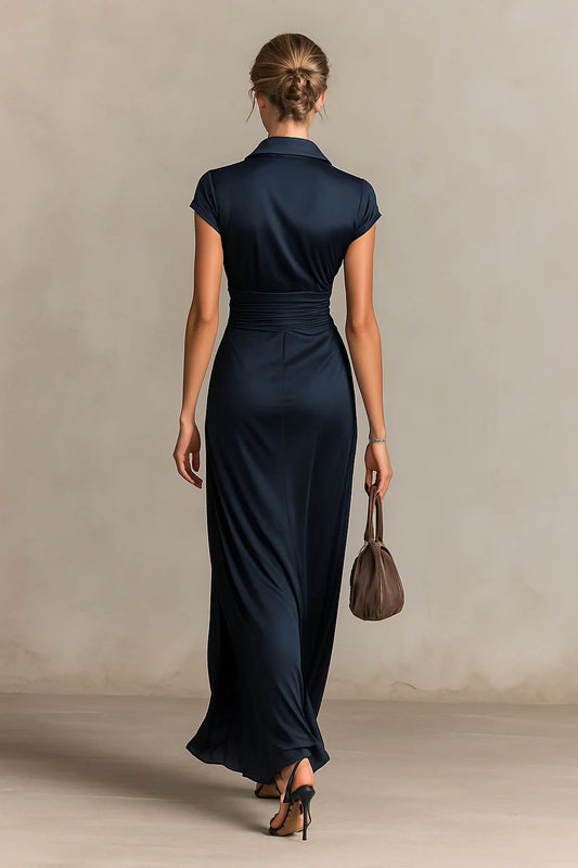 Kleid aus Satin mit Knopfleiste, kurzem Ärmel und taillierter Länge im modernen Stil
