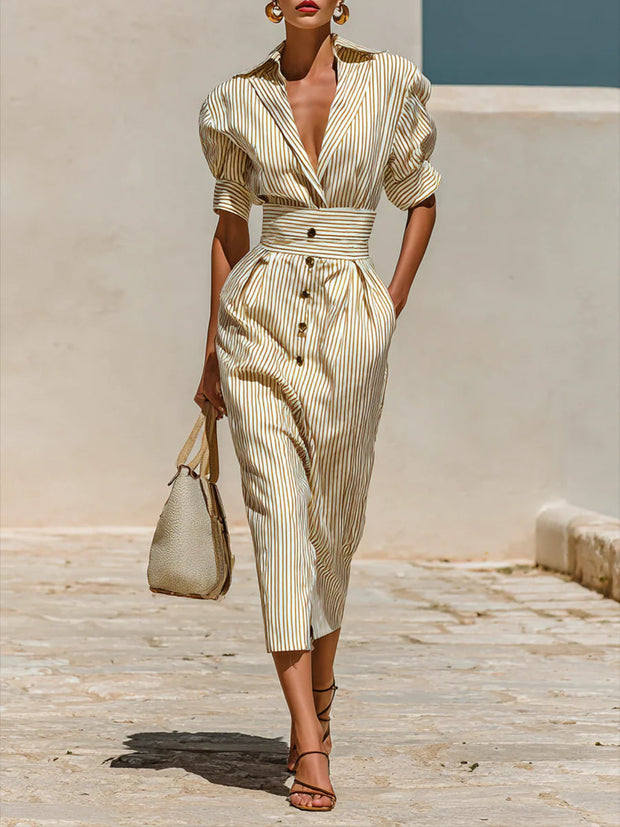 Gestreiftes Midi-Kleid mit Revers, kurzen Ärmeln und Taillierung im modernen Stil