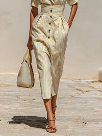 Gestreiftes Midi-Kleid mit Revers, kurzen Ärmeln und Taillierung im modernen Stil