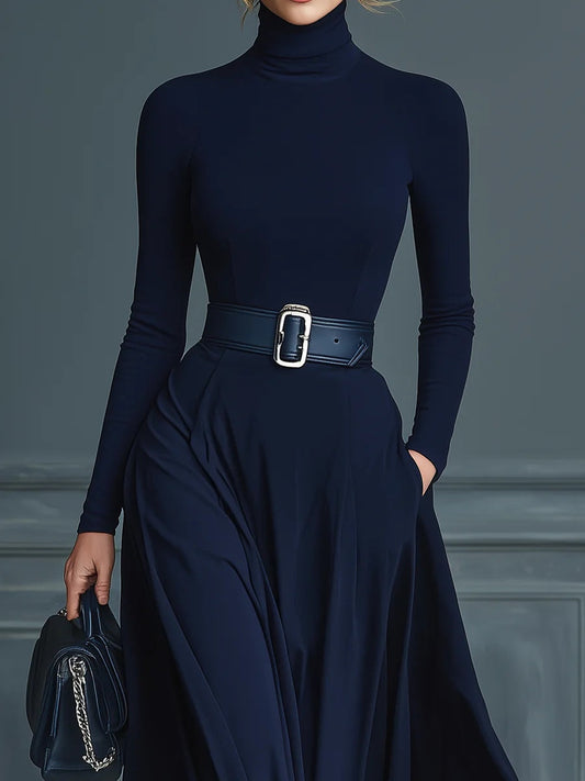 Dunkelblaues Strickkleid mit hohem Kragen im modernen Stil