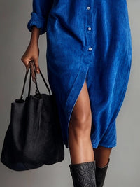 Locker geschnittenes Cordkleid mit doppelter Brusttasche und einreihiger Knopfleiste, Midi-Länge im modernen Stil