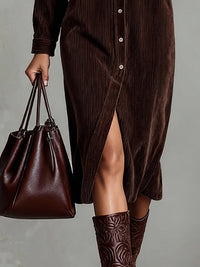 Locker geschnittenes Cordkleid mit doppelter Brusttasche und einreihiger Knopfleiste, Midi-Länge im modernen Stil