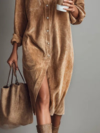 Locker geschnittenes Cordkleid mit doppelter Brusttasche und einreihiger Knopfleiste, Midi-Länge im modernen Stil