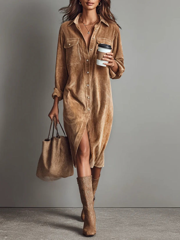 Locker geschnittenes Cordkleid mit doppelter Brusttasche und einreihiger Knopfleiste, Midi-Länge im modernen Stil