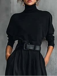 Zweiteiliger Anzug aus schwarzem Rollkragen-Langarmshirt und geraden Hosen (inklusive Gürtel) im modernen Stil