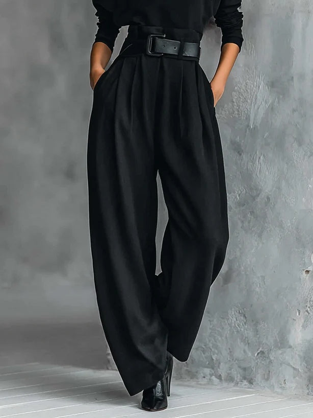 Zweiteiliger Anzug aus schwarzem Rollkragen-Langarmshirt und geraden Hosen (inklusive Gürtel) im modernen Stil