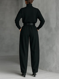 Zweiteiliger Anzug aus schwarzem Rollkragen-Langarmshirt und geraden Hosen (inklusive Gürtel) im modernen Stil