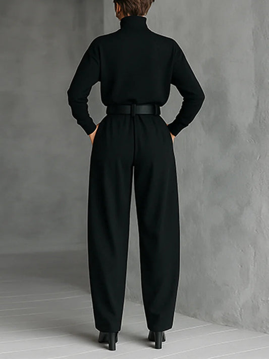 Zweiteiliger Anzug aus schwarzem Rollkragen-Langarmshirt und geraden Hosen (inklusive Gürtel) im modernen Stil