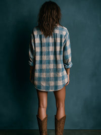 Blau-weißes, locker geschnittenes Mini-Kleid mit Karomuster, Henley-Ausschnitt und langen Ärmeln im modernen Stil