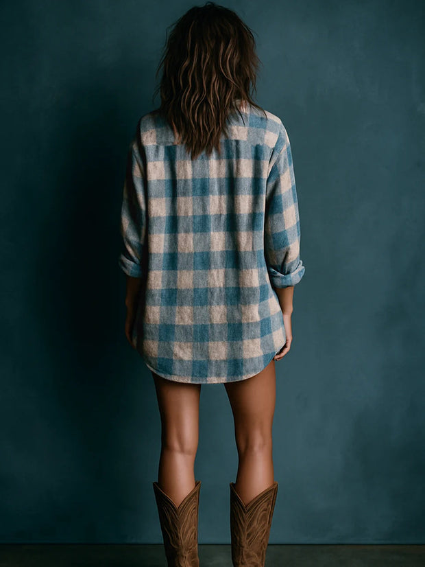 Blau-weißes, locker geschnittenes Mini-Kleid mit Karomuster, Henley-Ausschnitt und langen Ärmeln im modernen Stil