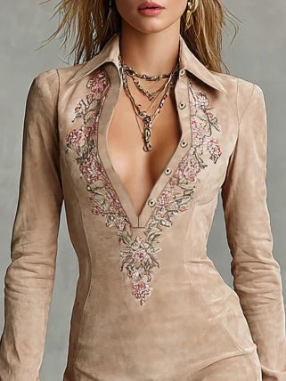 Beiges schlankes Wildleder-Kleid in Midi-Länge mit floralem Reverskragen