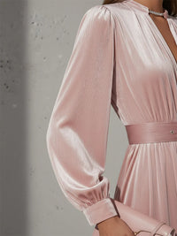 Elegantes hellrosa Samt-Maxikleid mit V-Neck