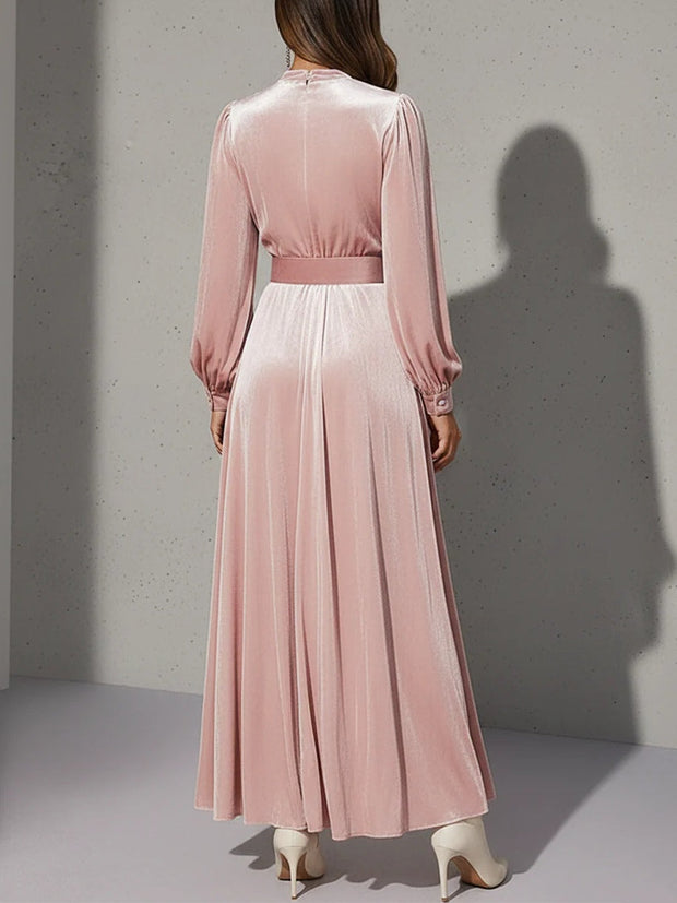 Elegantes hellrosa Samt-Maxikleid mit V-Neck