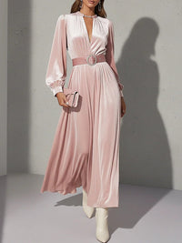Elegantes hellrosa Samt-Maxikleid mit V-Neck