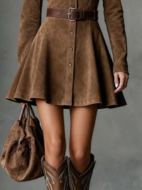 Verspieltes Wildleder Mini-Kleid mit Revers, einreihig und langärmelig im modernen Stil
