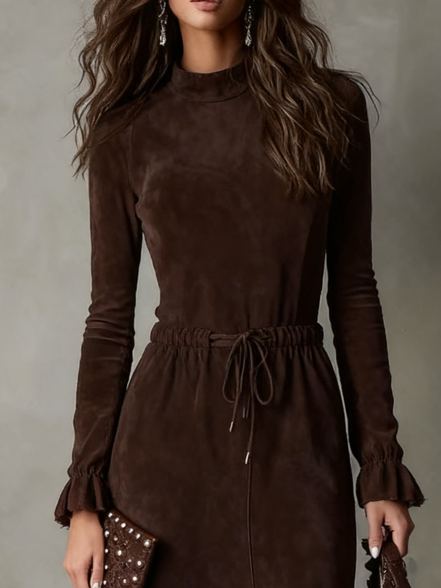 Elegantes dunkelbraunes Wildleder-Kleid in Midi-Länge mit Kordelzug und unregelmäßigem Saum