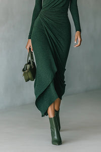 Dunkelgrünes Rollkragen-Faltenkleid mit unregelmäßigem Wickeldesign, Midi-Länge im modernen Stil