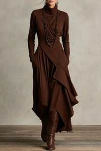 Lila Langes Kleid mit hohem Kragen und asymmetrischen Falten