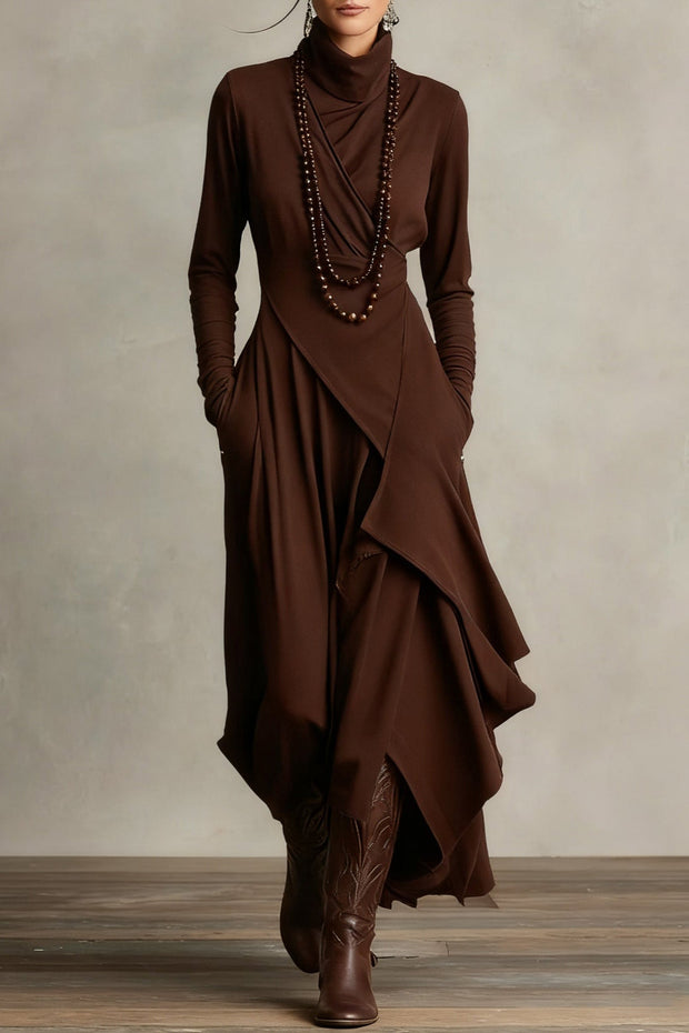 Lila Langes Kleid mit hohem Kragen und asymmetrischen Falten