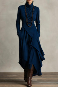 Lila Langes Kleid mit hohem Kragen und asymmetrischen Falten