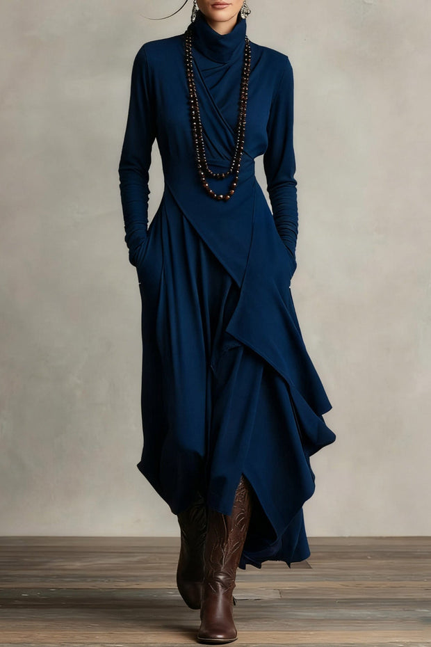 Lila Langes Kleid mit hohem Kragen und asymmetrischen Falten