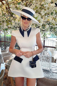 Adela – Kurzes Kleid aus Polyester mit Flügelärmeln und Kontrastfarbe