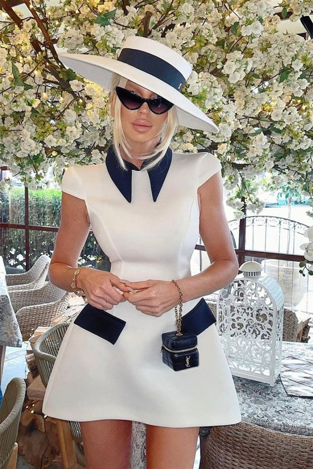 Adela – Kurzes Kleid aus Polyester mit Flügelärmeln und Kontrastfarbe