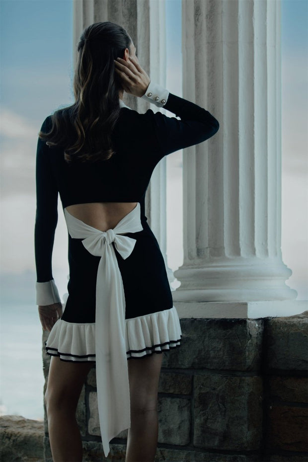 Alexia Mini-Strickkleid mit kontrastierender Rüschenschleife im modernen Stil