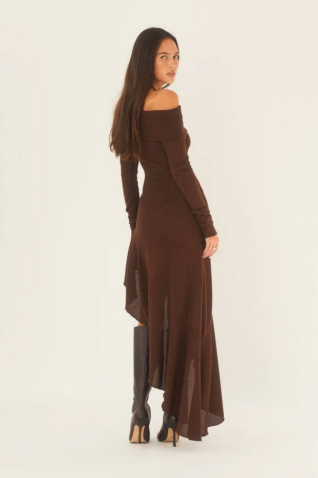 Alisa – Schulterfreies, ausgestelltes Midi-Strickkleid im modernen Stil