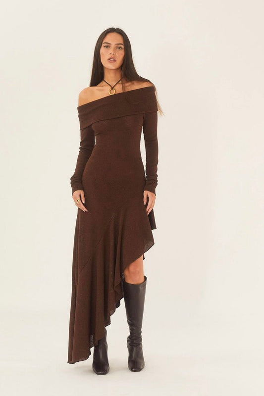 Alisa – Schulterfreies, ausgestelltes Midi-Strickkleid im modernen Stil