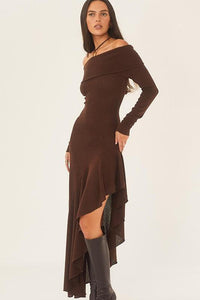 Alisa – Schulterfreies, ausgestelltes Midi-Strickkleid im modernen Stil