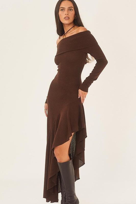 Alisa – Schulterfreies, ausgestelltes Midi-Strickkleid im modernen Stil