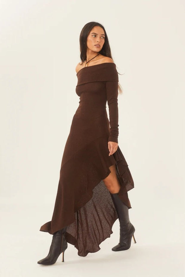 Alisa – Schulterfreies, ausgestelltes Midi-Strickkleid im modernen Stil