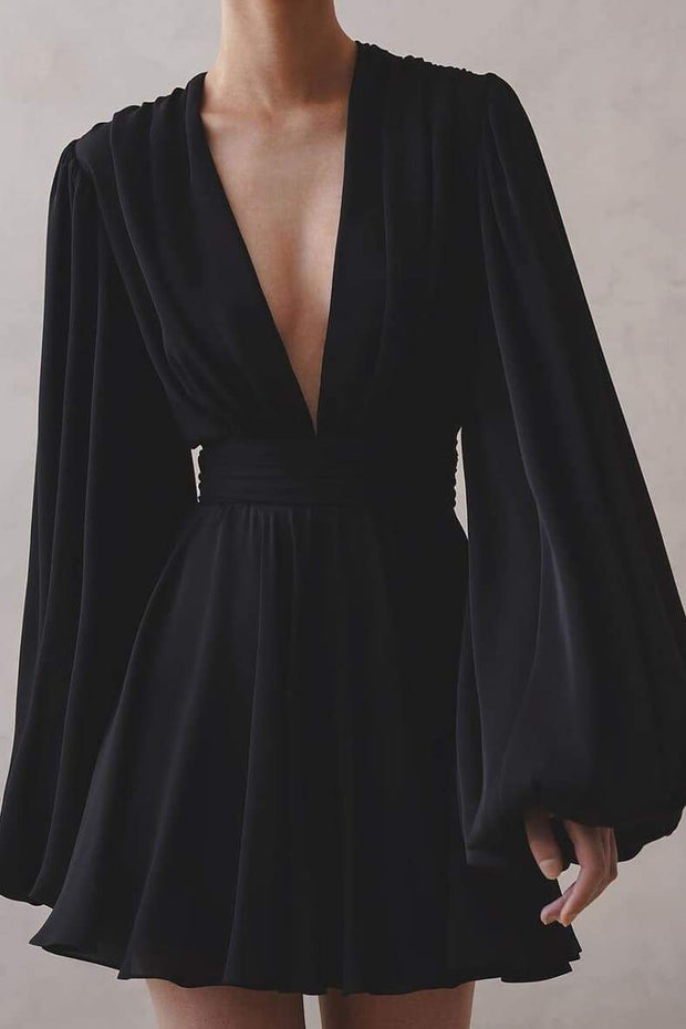 Amelia Kurzes Kleid mit tiefem V-Ausschnitt
