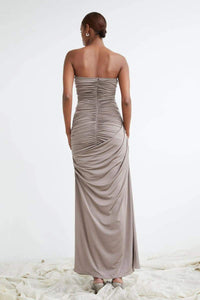 Arlene – Gerüschtes Maxikleid mit V-Neck