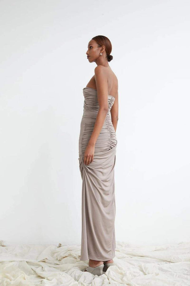 Arlene – Gerüschtes Maxikleid mit V-Neck