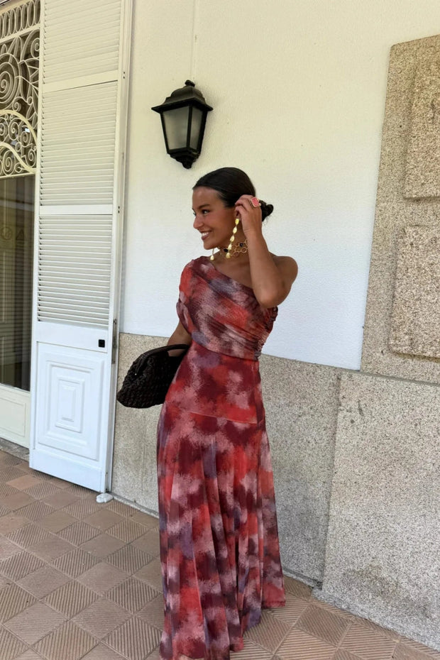 Langes Kleid mit Batikmuster und einem schulterfreien Träger
