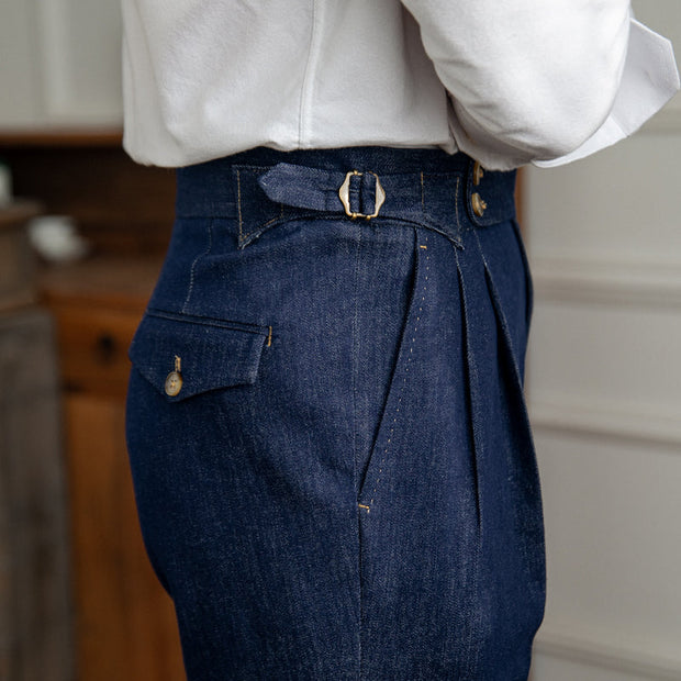 Hose aus Denim mit doppelten Bundfalten und funktionalem Stil