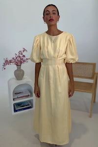 Buttergelbes Air Maxi-Kleid im modernen Stil