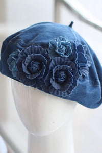 Baskenmütze aus Denim in Camellia-Optik im modernen Stil