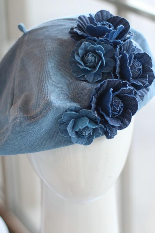 Baskenmütze aus Denim in Camellia-Optik im modernen Stil