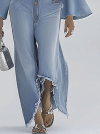 Lässiger Retro-Jeans-Overall in Hellblau mit ausgestellten langen Ärmeln, weitem Bein und rohem Saum