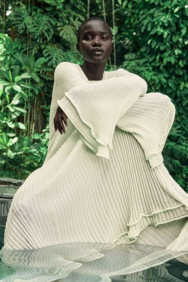 Clara – Langärmliges Maxi-Strickkleid mit Rüschen im modernen Stil