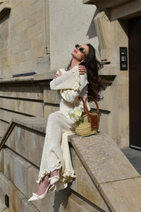 Clara – Langärmliges Maxi-Strickkleid mit Rüschen im modernen Stil