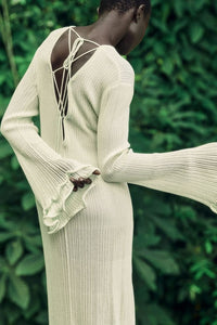 Clara – Langärmliges Maxi-Strickkleid mit Rüschen im modernen Stil