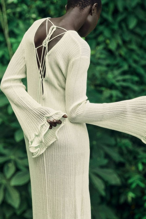 Clara – Langärmliges Maxi-Strickkleid mit Rüschen im modernen Stil