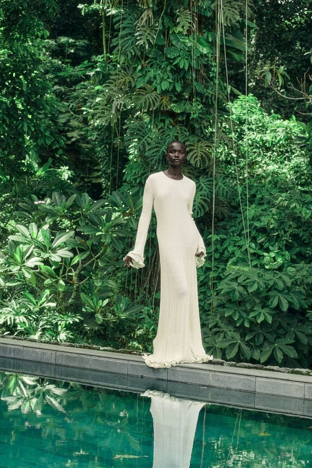 Clara – Langärmliges Maxi-Strickkleid mit Rüschen im modernen Stil